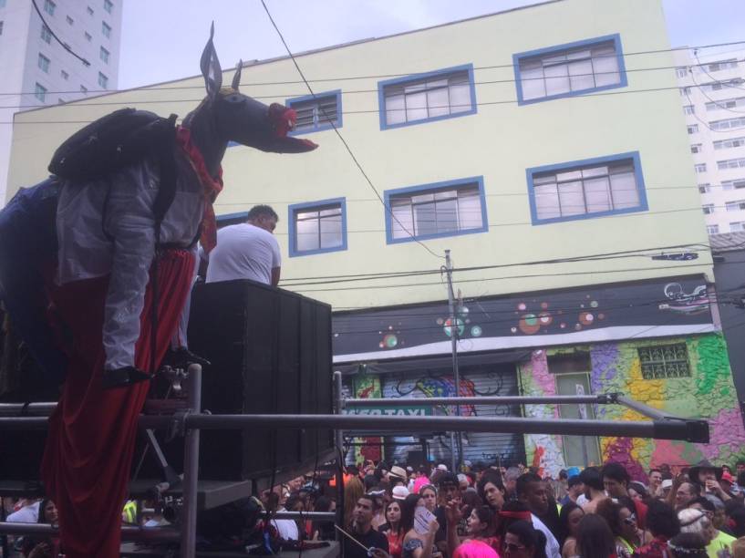 Público curte o bloco Jegue Elétrico, em Pinheiros