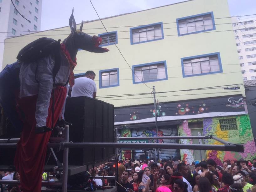 P&uacute;blico curte o bloco Jegue El&eacute;trico, em Pinheiros