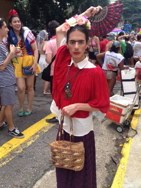 Na Rua Oscar Freire, Frida Khalo foi a fantasia para o rapaz que curtia o bloco João Capota na Alves