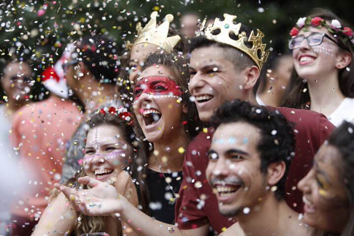 No Largo do Arouche, o bloco Minhoqueens reuniu foliões de todas as idades