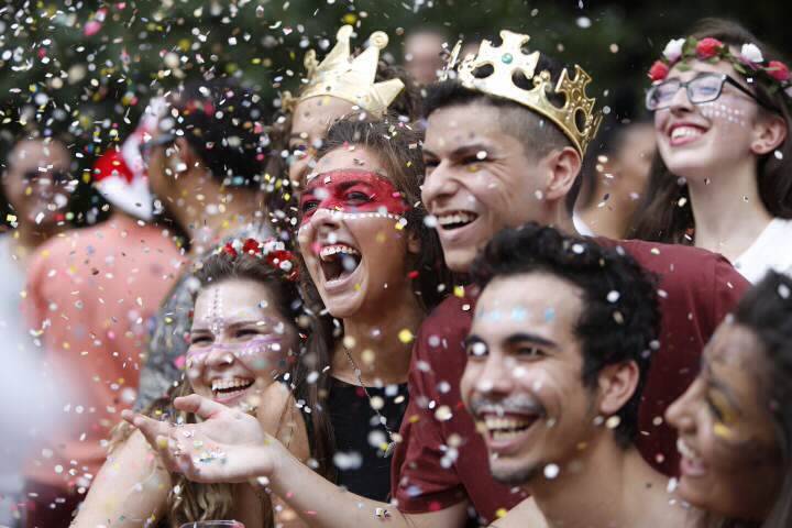 No Largo do Arouche, o bloco Minhoqueens reuniu foli&otilde;es de todas as idades