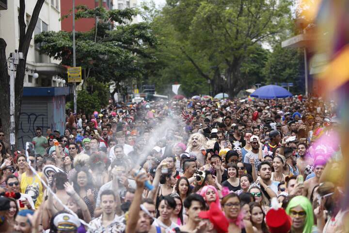 No Largo do Arouche, o bloco Minhoqueens reuniu foliões de todas as idades