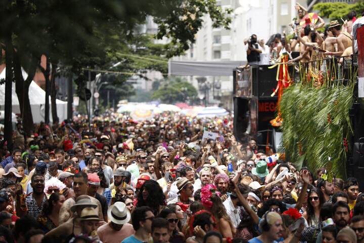 O bloco Tarado Ni Você reuniu os paulistanos no centro da cidade