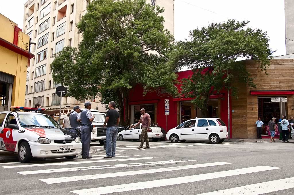 Polícia afugenta ambulantes e faz a taxa de furtos cair na 25 de Março