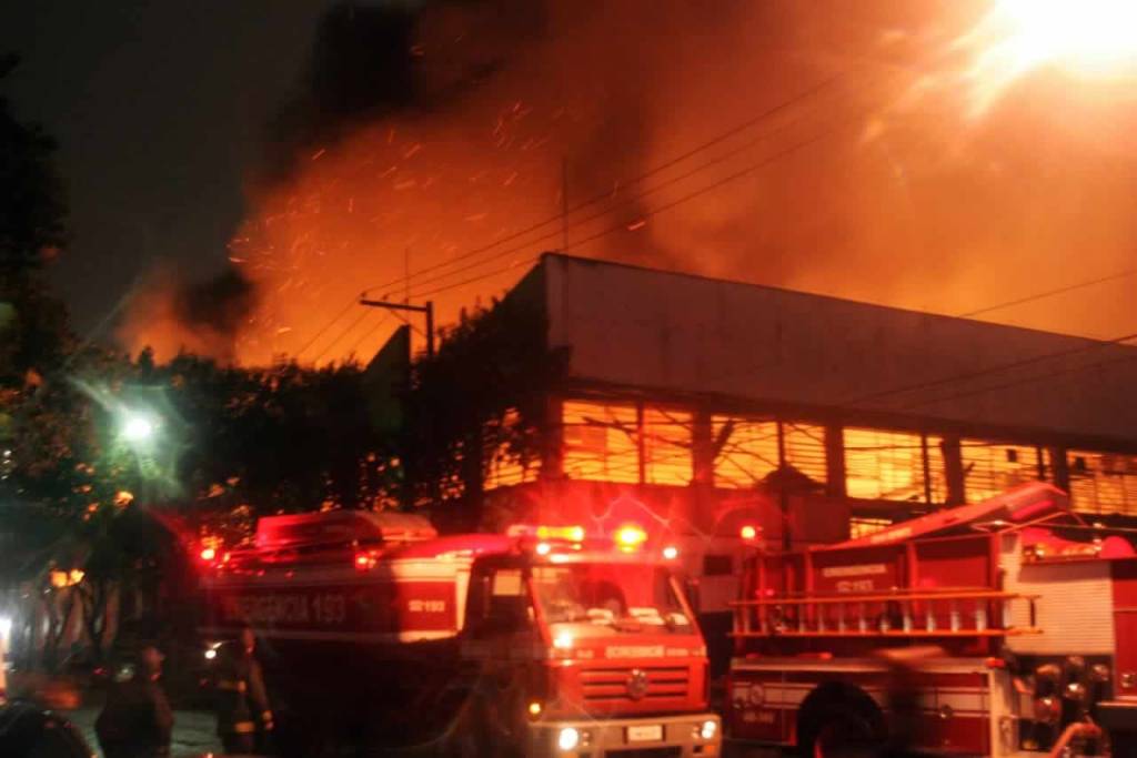 Bombeiros trabalham em incêndio no Limão e na Vila Leopoldina