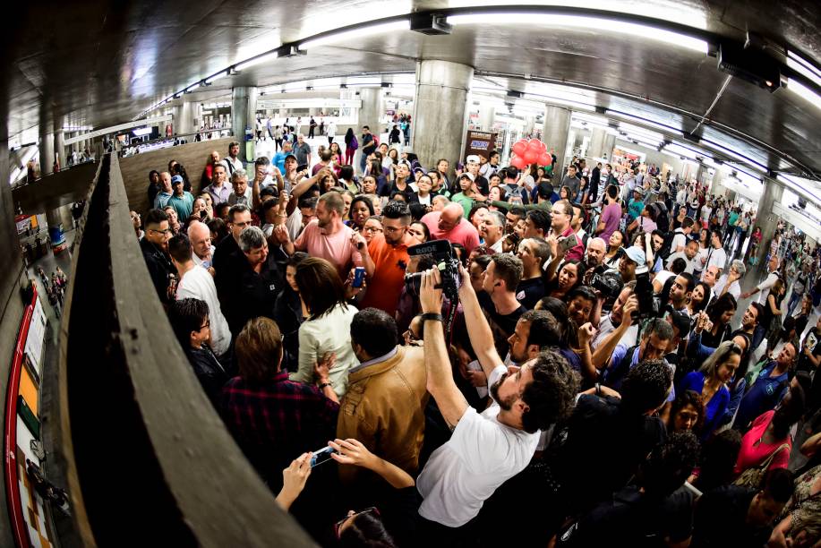 Os sertanejos arrastaram uma multidão no horário de pico do metrô Os sertanejos arrastaram uma multidão no horário de pico do metrô