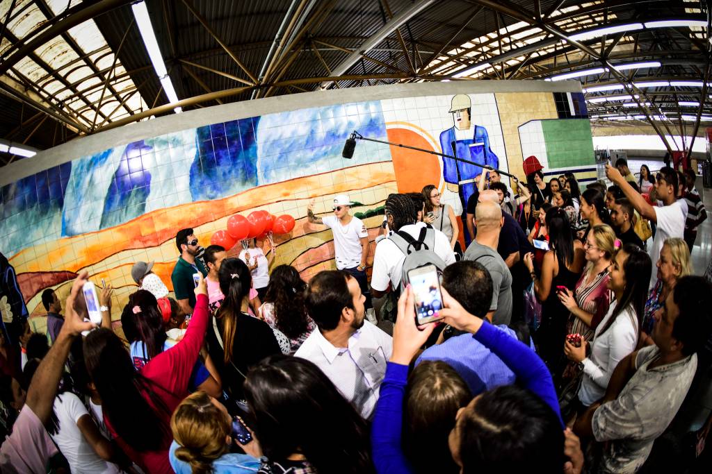 O funkeiro reuniu v&aacute;rios f&atilde;s no metr&ocirc;