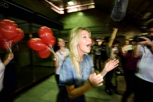 A cantora Luiza Possi emocionou o público na estação Paraíso ao cantar Romaria A cantora Luiza Possi emocionou o público na estação Paraíso ao cantar Romaria