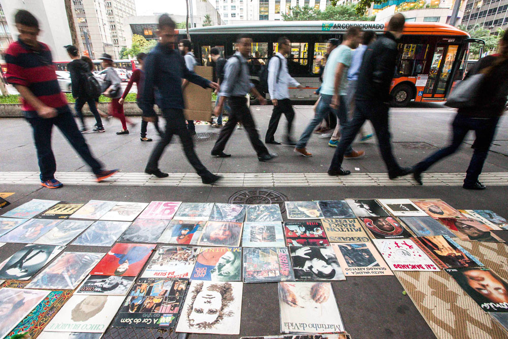 Comerciantes informais se multiplicam pela Avenida Paulista