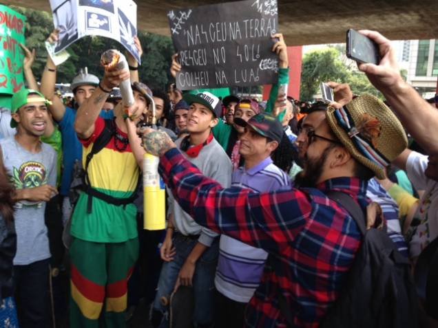 Concentração de manifestantes no Vão do Masp para a Marcha da Maconha Concentração de manifestantes no Vão do Masp para a Marcha da Maconha