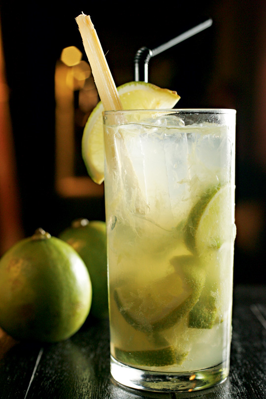 Vila Seu Justino tem mesas ao ar livre disputadas por gente bonita