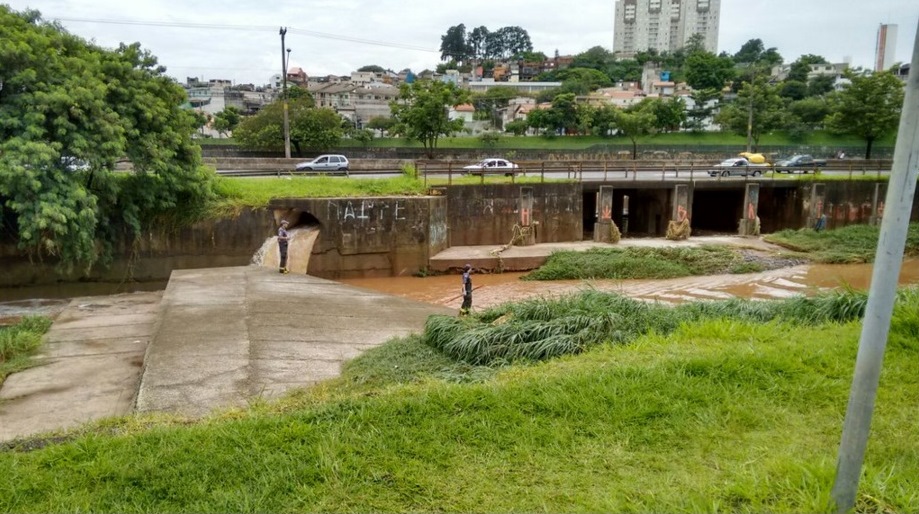 Bombeiros retomam buscas a desaparecido em córrego na Zona Leste