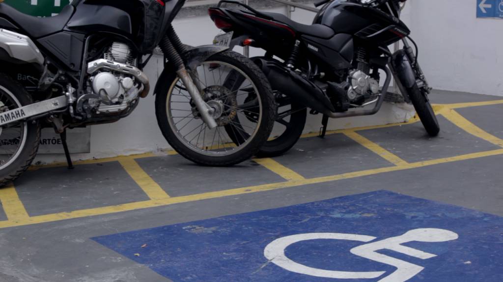 Estacionar em vagas para deficientes físicos ou idosos dará multa