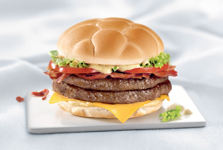 McArgentina (sexta-feira): composto por dois hambúrgueres de carne Angus, molho maionese chimichurri, alface crespa, tomate, bacon e queijo cheddar McArgentina (sexta-feira): composto por dois hambúrgueres de carne Angus, molho maionese chimichurri, alface crespa, tomate, bacon e queijo cheddar