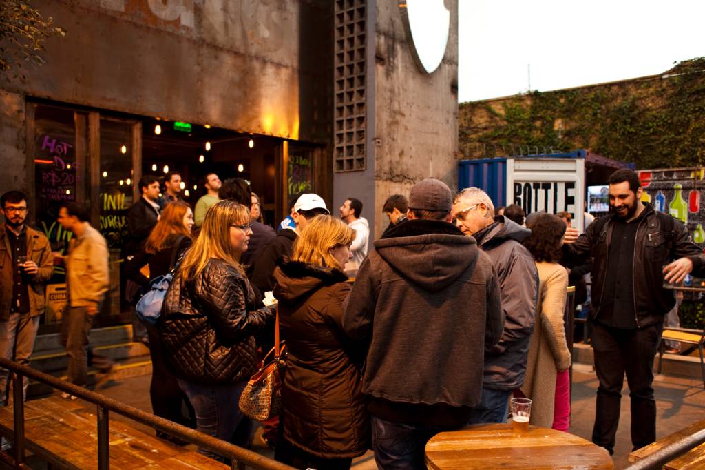 Restaurantes e bares badalados servem pratos na calçada