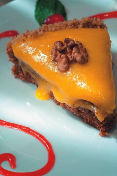 Sobremesa do português A bela Sintra: torta de nozes e baba de moça Sobremesa do português A bela Sintra: torta de nozes e baba de moça