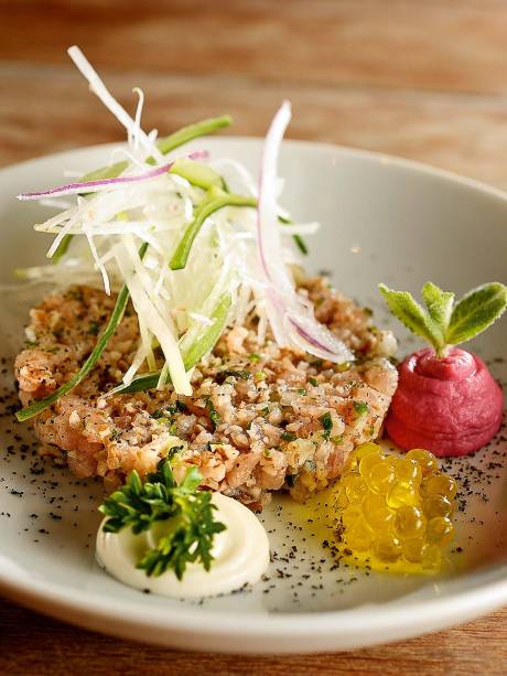 Quibe de porco maturado com homus colorido de beterraba, coalhada e “pérolas” de azeite Quibe de porco maturado com homus colorido de beterraba, coalhada e “pérolas” de azeite