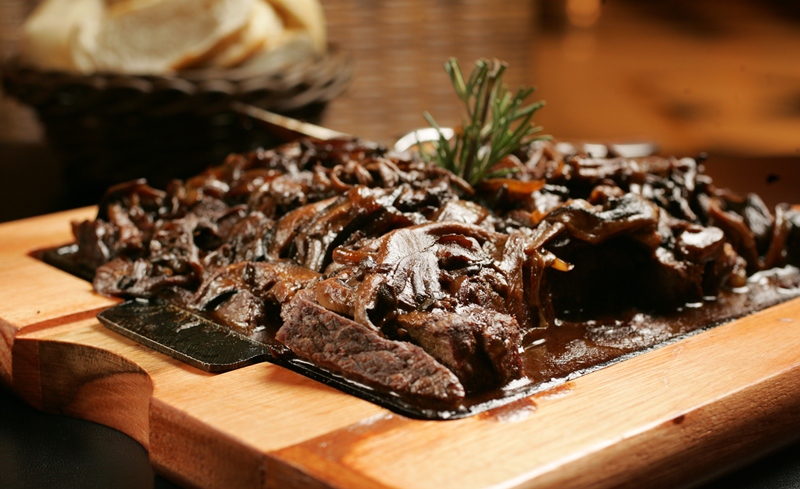 A picanha na chapa vem na companhia de cogumelos A picanha na chapa vem na companhia de cogumelos