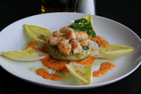 Coração de alcachofra fresca gratinado com espinafre e camarões, do Zucco