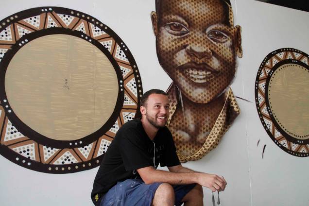 Alexandre Keto ao lado de sua obra Alexandre Keto ao lado de sua obra