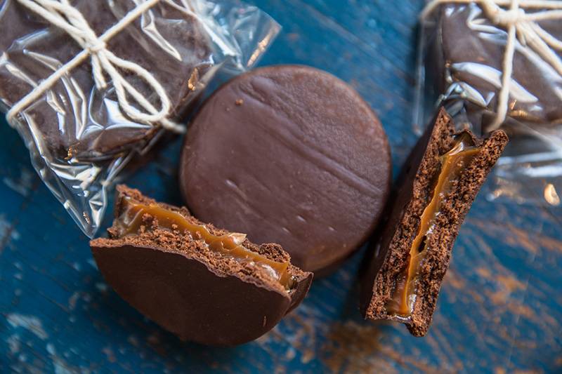 Para arrematar, prove um alfajor recheado de doce de leite bem escurinho Para arrematar, prove um alfajor recheado de doce de leite bem escurinho