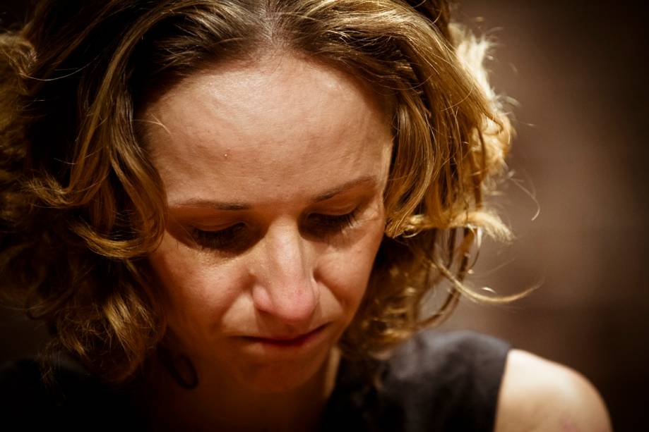 Cena de Ficção: cinco monólogos que borram os limites entre o real e o fictício Cena de Ficção: cinco monólogos que borram os limites entre o real e o fictício