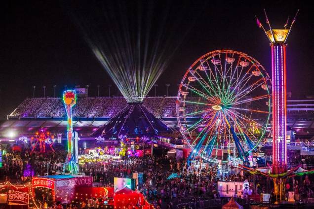 Vista aérea da estrutura da edição de 2015 do Electric Daisy Carnival Las Vegas Vista aérea da estrutura da edição de 2015 do Electric Daisy Carnival Las Vegas