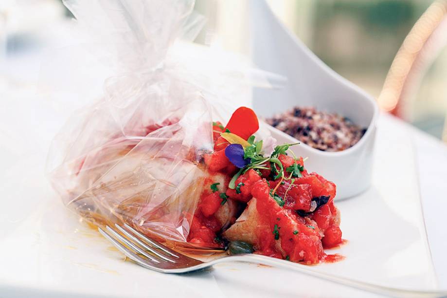 Papillote de peixe do dia com tomate e farofa de azeitona