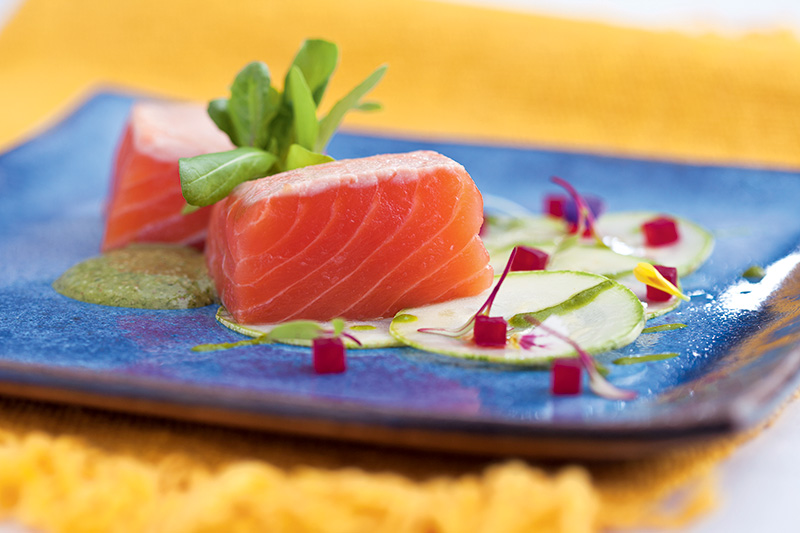 Menu de verão: salmão cru sobre abobrinhas em fatias Menu de verão: salmão cru sobre abobrinhas em fatias