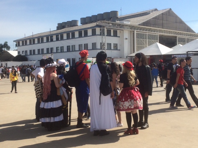 Visitantes no encontro: fantasias de super-heróis e personagens de quadrinhos Visitantes no encontro: fantasias de super-heróis e personagens de quadrinhos