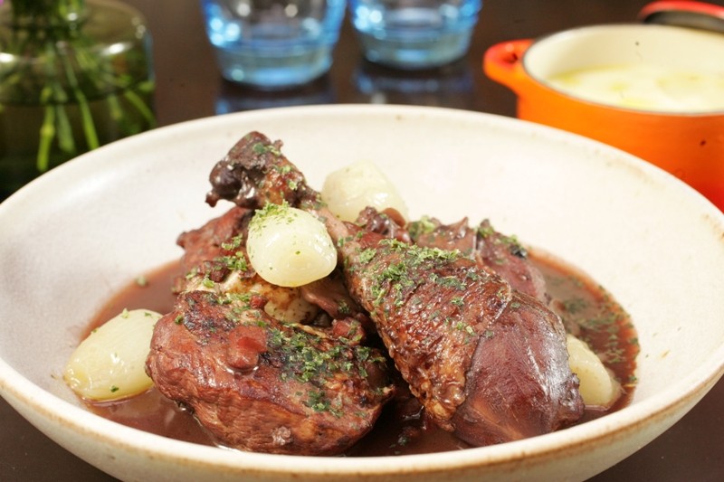 No francês L’Amitié: coq au vin feito de galinha caipira cozida em vinho tinto