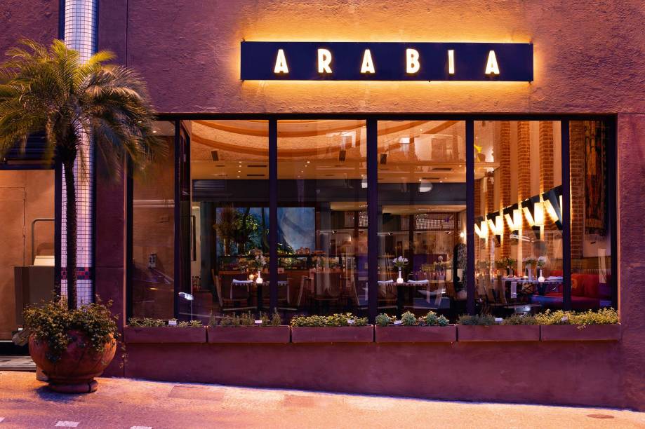 Nova fachada: janelão dá vista para o ambiente Nova fachada: janelão dá vista para o ambiente