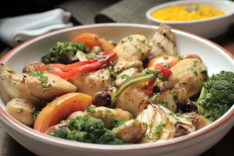 Bacalhau à lagareiro: posta empanada com brócolis, batata e pimentão Bacalhau à lagareiro: posta empanada com brócolis, batata e pimentão