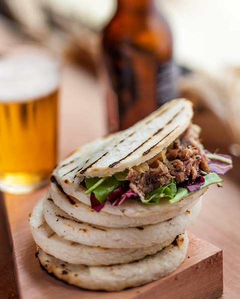 Arepa de carne com chipotle, cebola e rúcula Arepa de carne com chipotle, cebola e rúcula