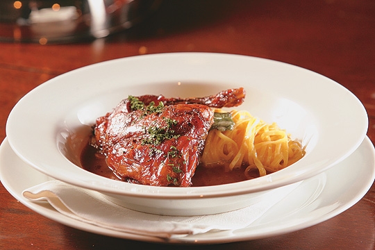 Coelho cozido ao cogumelo seco porcini guarnecido de tagliatelline na manteiga e sálvia: aroma intenso Coelho cozido ao cogumelo seco porcini guarnecido de tagliatelline na manteiga e sálvia: aroma intenso