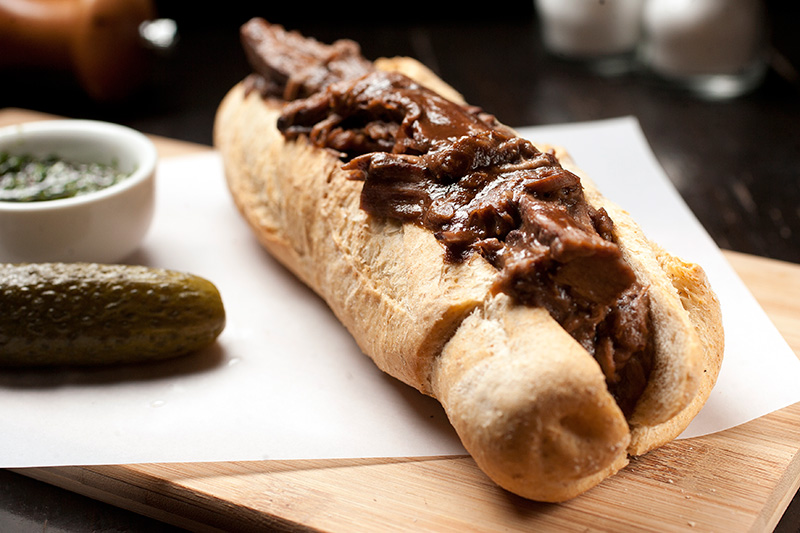 Sanduíche de peito bovino desfiado, montado na baguete integral Sanduíche de peito bovino desfiado, montado na baguete integral