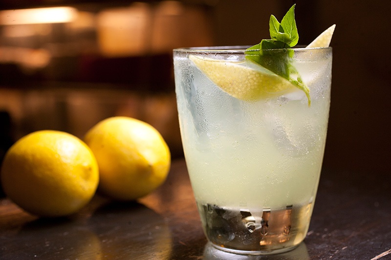 Basil smash: combinação de gim, limão-siciliano e manjericão Basil smash: combinação de gim, limão-siciliano e manjericão