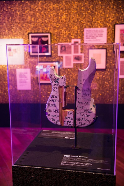 O instrumento despedaçado por ele no último show em Londres, no The Saville Theatre O instrumento despedaçado por ele no último show em Londres, no The Saville Theatre