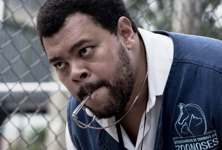 Mundo Cão: no longa, Babu Santana trabalha no Departamento de Controle de Zoonoses Mundo Cão: no longa, Babu Santana trabalha no Departamento de Controle de Zoonoses