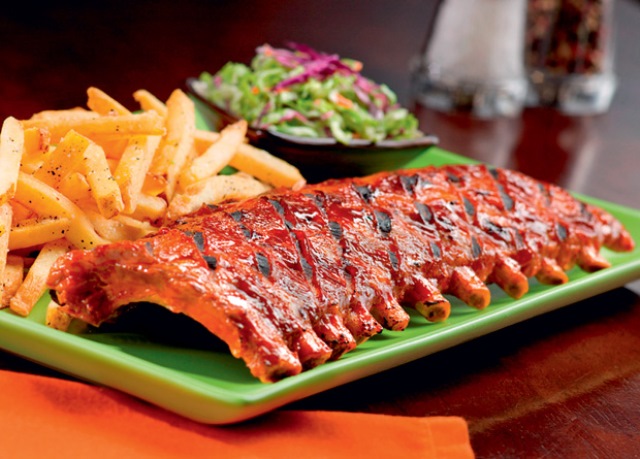 Costelinha suína ao molho barbecue com fritas e salada Costelinha suína ao molho barbecue com fritas e salada