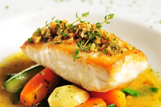 Bacalhau assado no próprio molho com alho, salsinha e limão, do Empório Ravioli Bacalhau assado no próprio molho com alho, salsinha e limão, do Empório Ravioli
