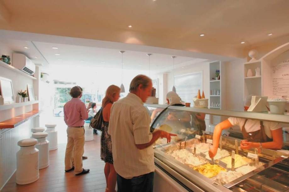 O salão na Rua Oscar Freire: luz natural e decoração em branco O salão na Rua Oscar Freire: luz natural e decoração em branco