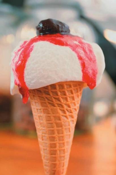 Casquinha de iogurte com calda de cereja amarena Casquinha de iogurte com calda de cereja amarena