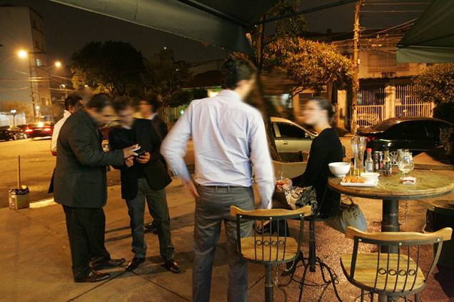 Mesas na área externa do endereço, instalado em uma rua tranquila Mesas na área externa do endereço, instalado em uma rua tranquila