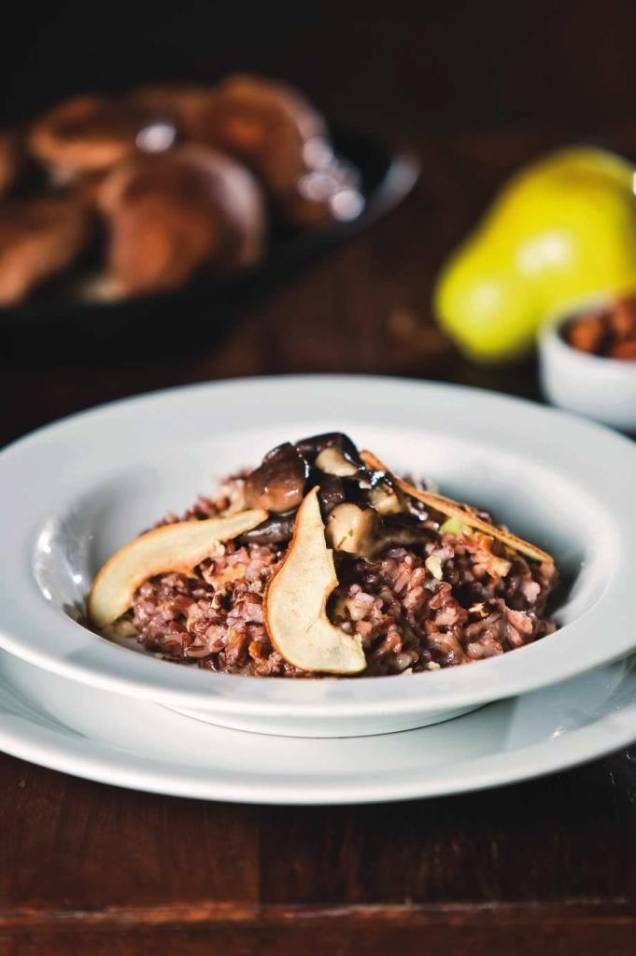 Risoto de arroz-vermelho, shiitake, pera e nozes Risoto de arroz-vermelho, shiitake, pera e nozes