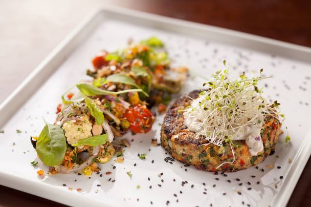 Hambúrguer vegetariano: feito com quinoa e grão-de-bico Hambúrguer vegetariano: feito com quinoa e grão-de-bico