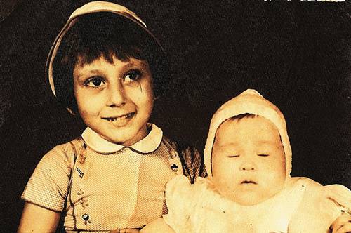 Bárbara, aos 4 anos, e Beth, com 3 meses. “Pareço uma japonesa”, diz Beth Bárbara, aos 4 anos, e Beth, com 3 meses. “Pareço uma japonesa”, diz Beth