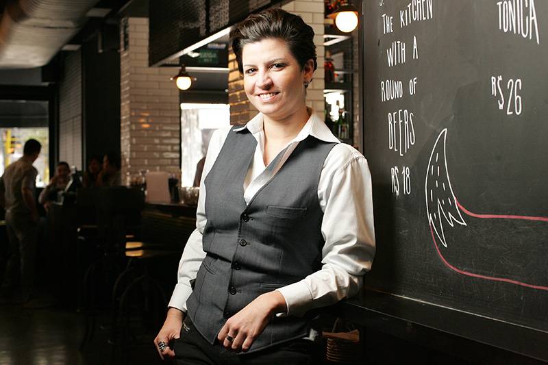Fera das coqueteleiras, Talita Simões prepara os drinques