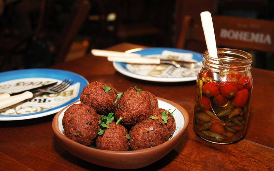 Bolinho de carne-seca recheado de catupiry