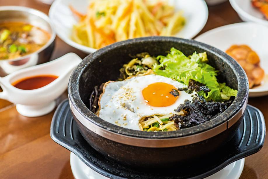 Bibimbab: mexido de arroz, carne, legumes e ovo na pedra quente